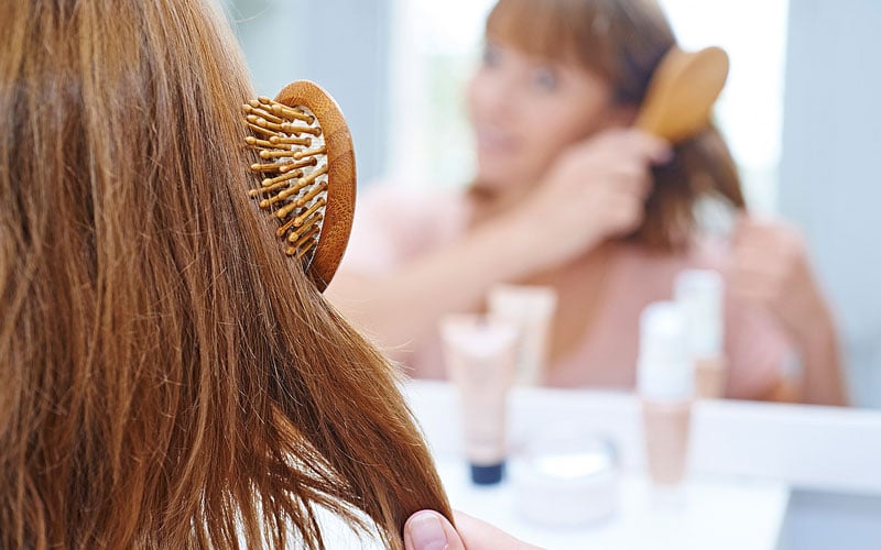 ۷ اشتباه رایج هنگام خشک کردن موها
