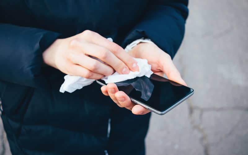 چطور تلفن همراه خود را تمیز کنیم؟